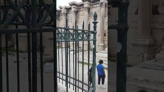 Algo de música entrando a la Biblioteca de Adriano en Atenas
