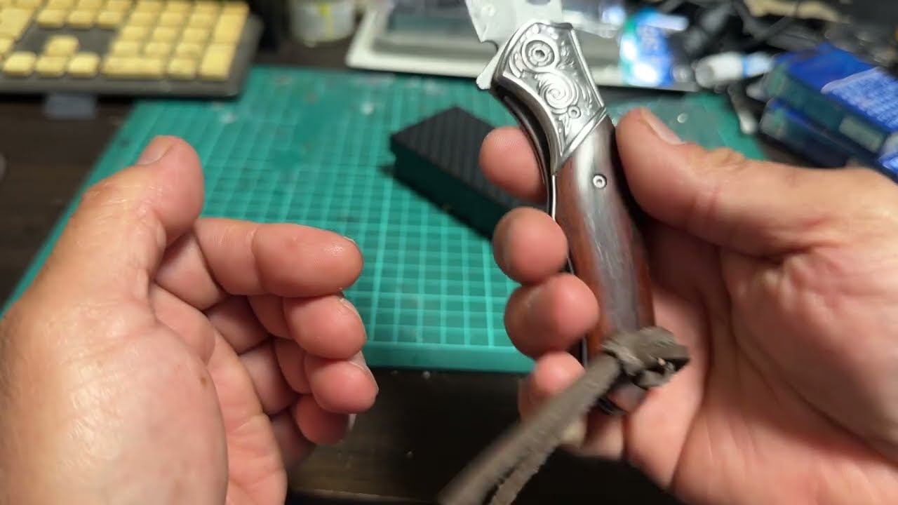 Opening the box of a Damascus knife – this is so cool and