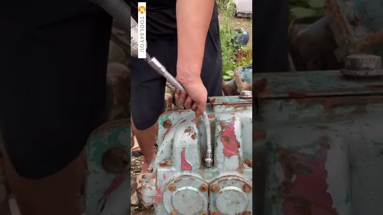 Flexible shaft sleeve removal bolt