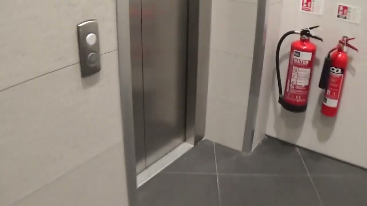 Лифт Kone EcoDisc на железнодорожной станции Ньюри