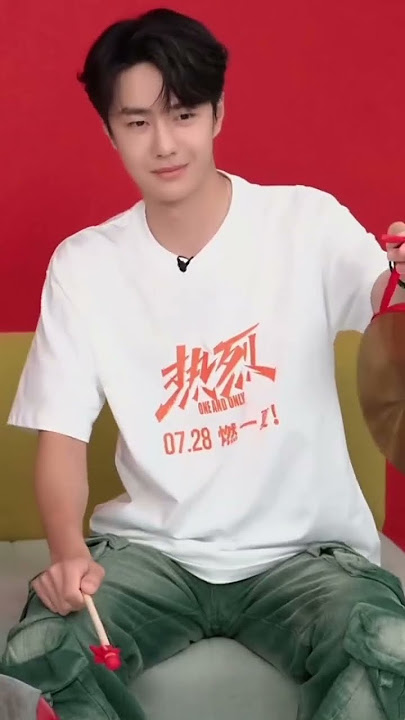 Wang Yibo: beats the gong😍😍😍Yibo looks like he really enjoys beating the gong😊😊😊