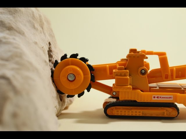 トミカ 川崎重工業バケットホイールエキスカベータ - YouTube