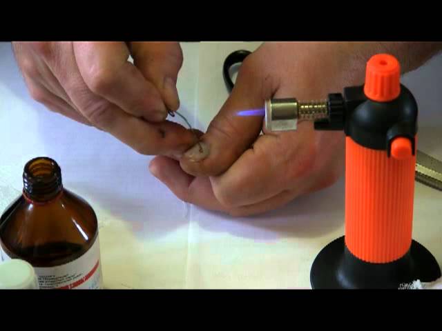 Прокалываем ноготь после травмы .mp4