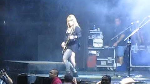 Orianthi in Hawaii. Shredding intro into "Bad News"