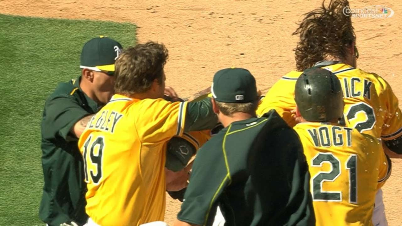 Valencia hits walk-off single in the 9th