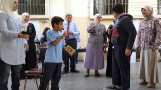 مسرحية تقديم طلاب من الصف الرابع بمناسبة عيد الأم