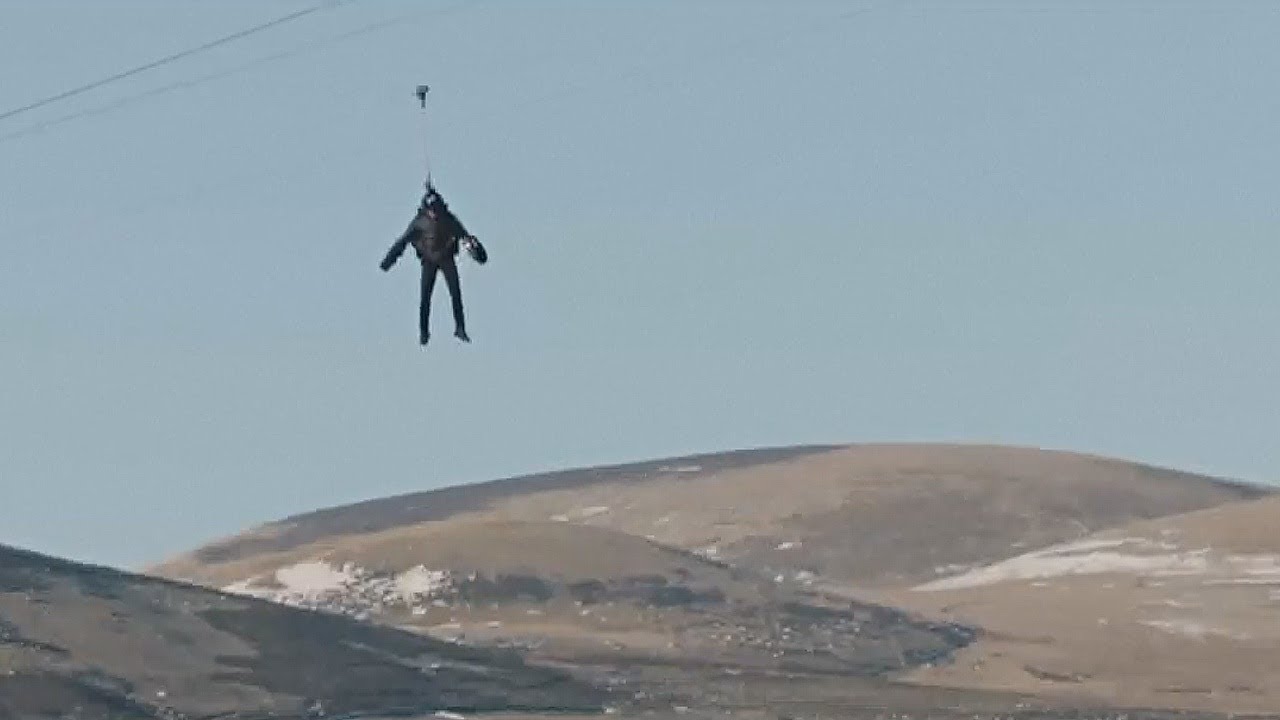Полет человека видео. Летающий костюм с реактивными двигателями. Полет на треугольнике костюме. Фото дрона похожего на ракету.