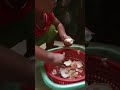 Bé phụ mẹ vào bếp