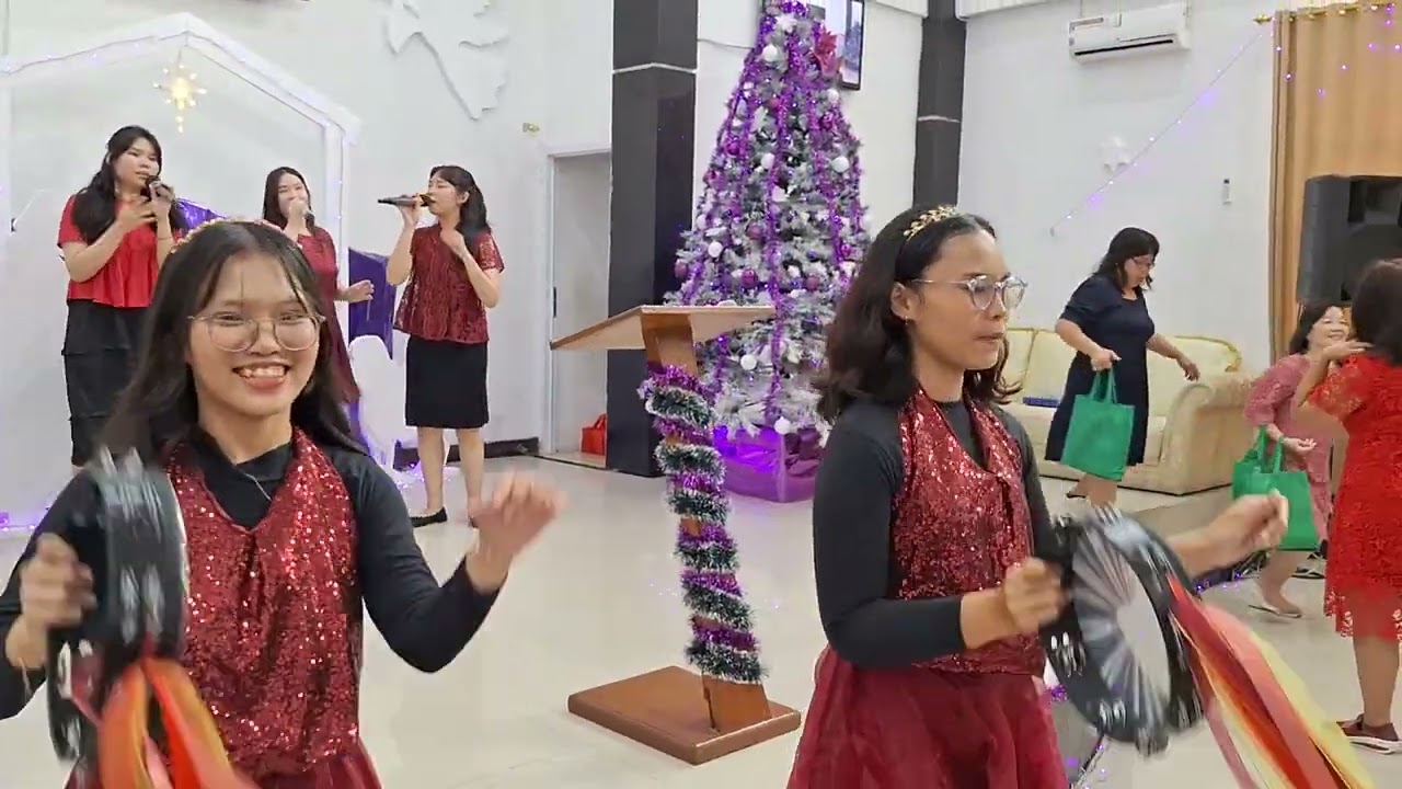 Feliz Navidad 5 - Jojo Plays Violin at GPDI Hosana Narada