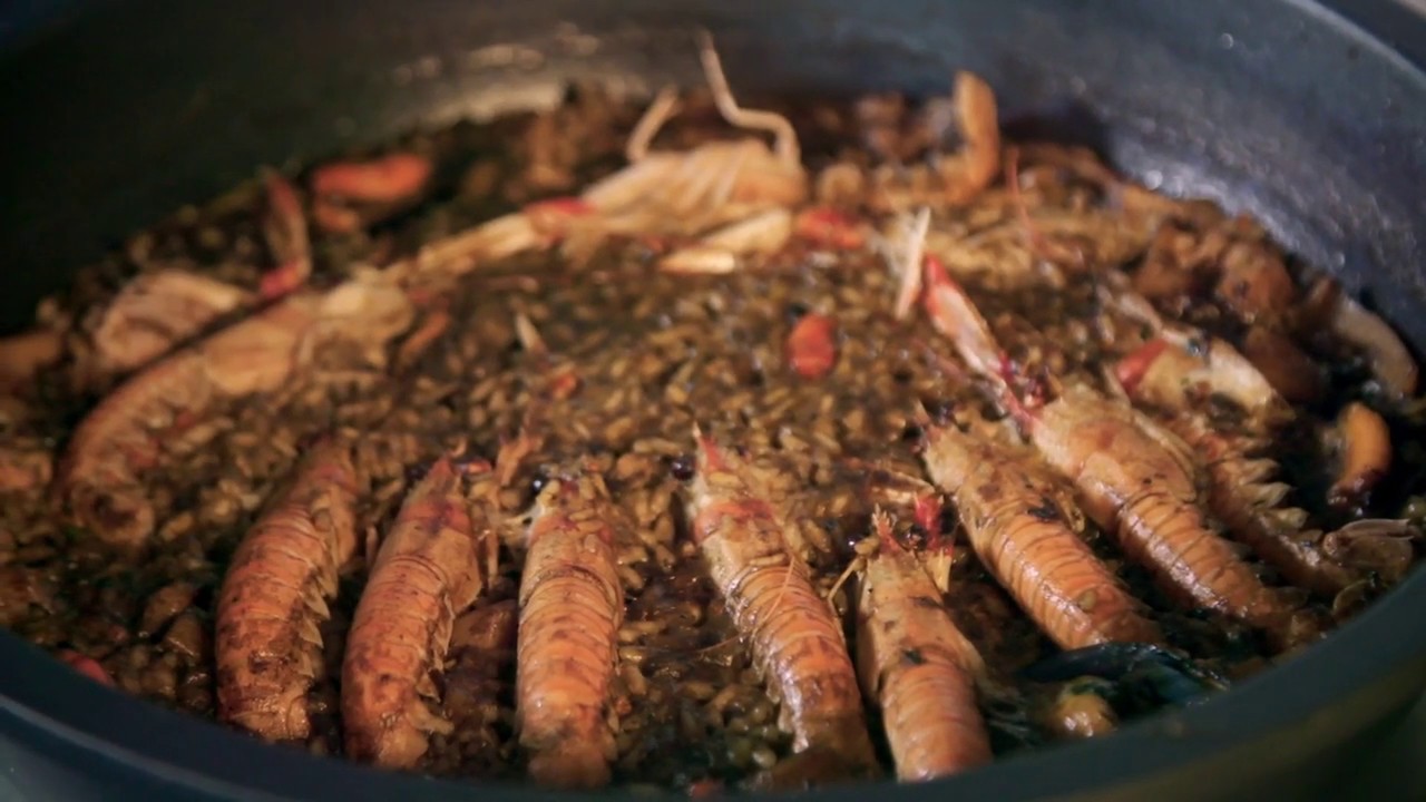 ARRÒS NEGRE - SOFREGIT TRADICIONAL AMB TINTA DE SÈPIA / ARROZ NEGRO - SOFRITO CON TINTA DE SEPIA