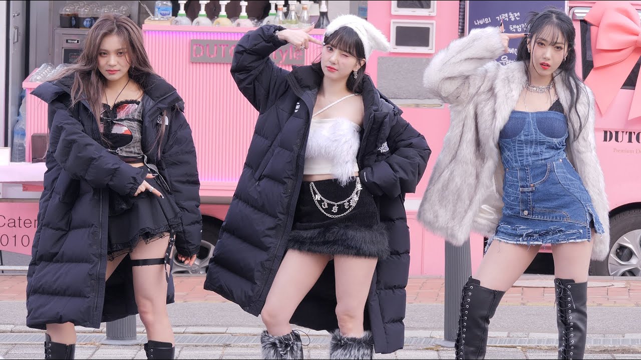 다양한 포즈하는 비비지 (VIVIZ) 은하 신비 엄지 @ 데뷔 1주년 미니 팬미팅｜230209