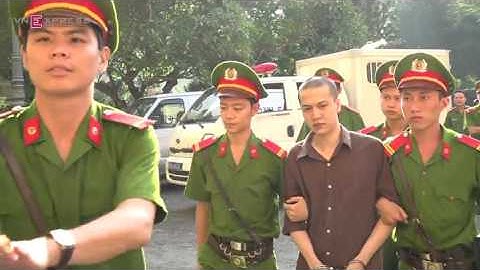 Mẹ Vũ Văn Tiến vái lạy gia đình bị thảm sát ở Bình Phước