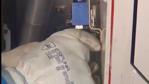 Airbus A330 Rolls Royce RR Engine   Closing of the Thrust Reverser Cowl Doors