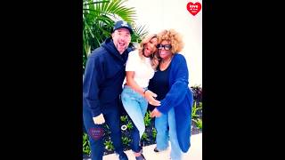 Serena Williams : Causally Taking A Pic With My Mom And Look Who Photobombs. Gotta Love It Resimi