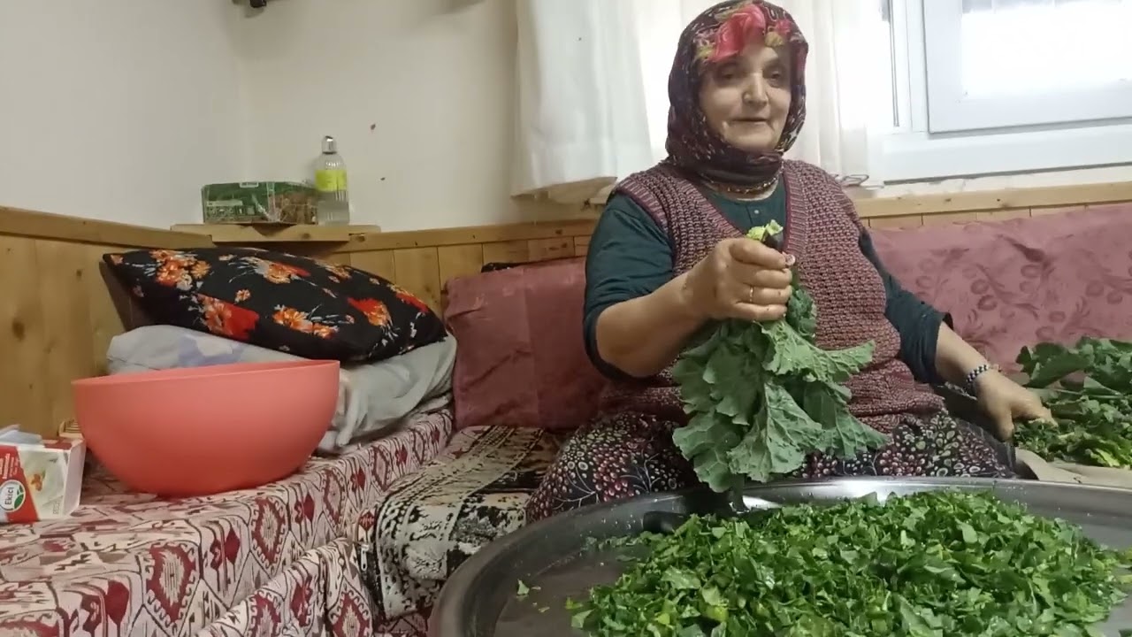 YÖRESEL LAHANA ÇORBASI.KAR YAĞIYOR.#trabzon#mera#hayvancılık#jersey#köy#köyhayatı#yoreselyemekler