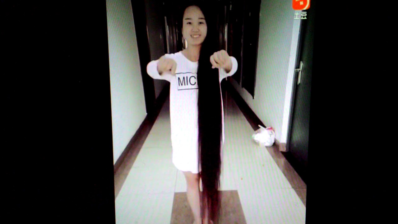 中國大陸一頭拖地長髮年輕女子正在跳舞。A young woman with floorlengthlonghair is dancing on MainlandChina