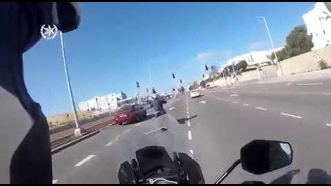 רוכב אופנוע בורח משוטר ואז ...