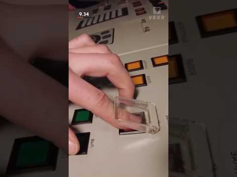 الضغط على الزر الأحمر الكبير في الغواصة