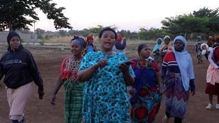 TAHARUKI,MAMA ALIYEFIWA NA MWANAE ARUSHA AFUKUZA WATU MSIBANI AMWAGA VYAKULA,MUNGU AMEMUAMBIA HAJAFA