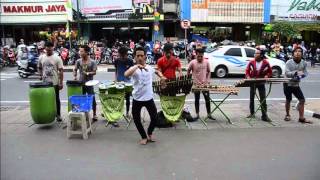 Pengamen dancer and troupe in Yogyakarta - C