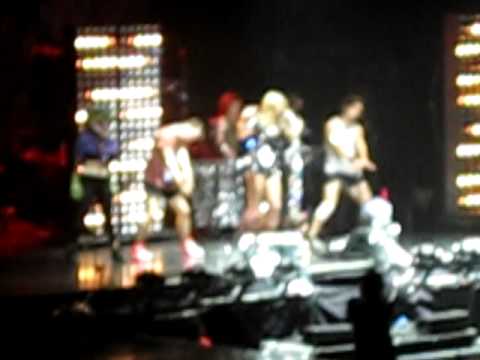 Ke$ha "DINOSAUR" (Live At Staples Center).