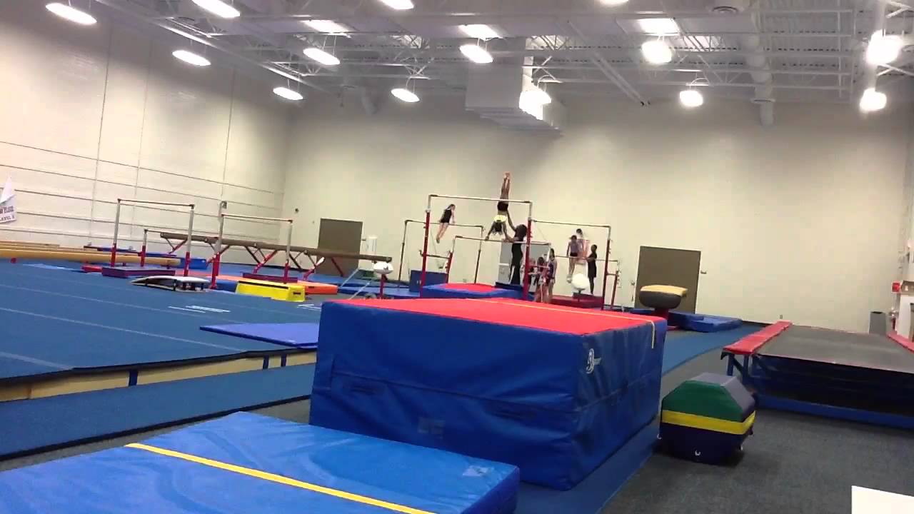 usagi x misaki Nini working on handstand on bars