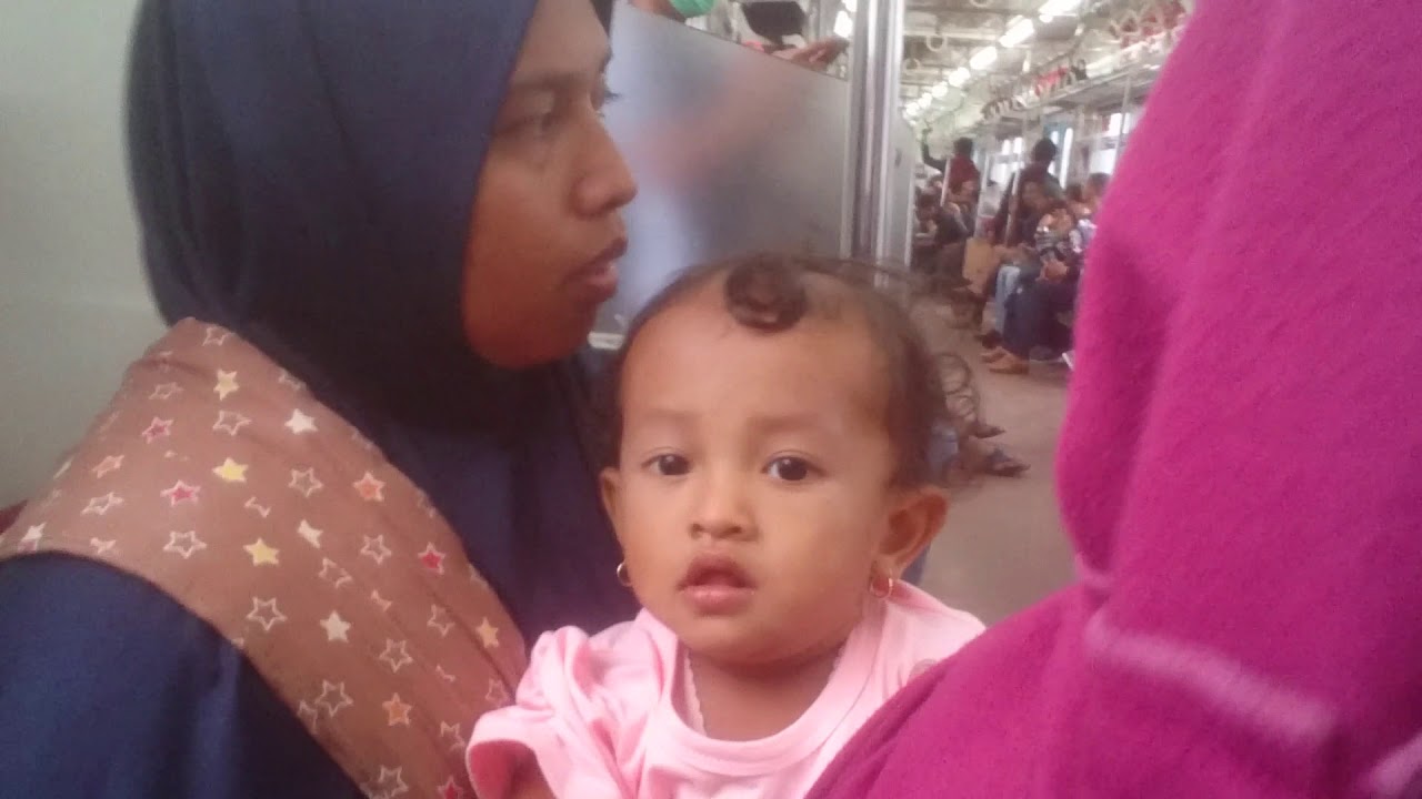 Naik kereta KRL 