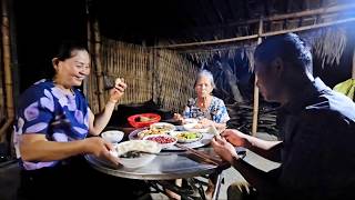 Mr. Huong came to visit Tuyet, helped her, and they had a meal together