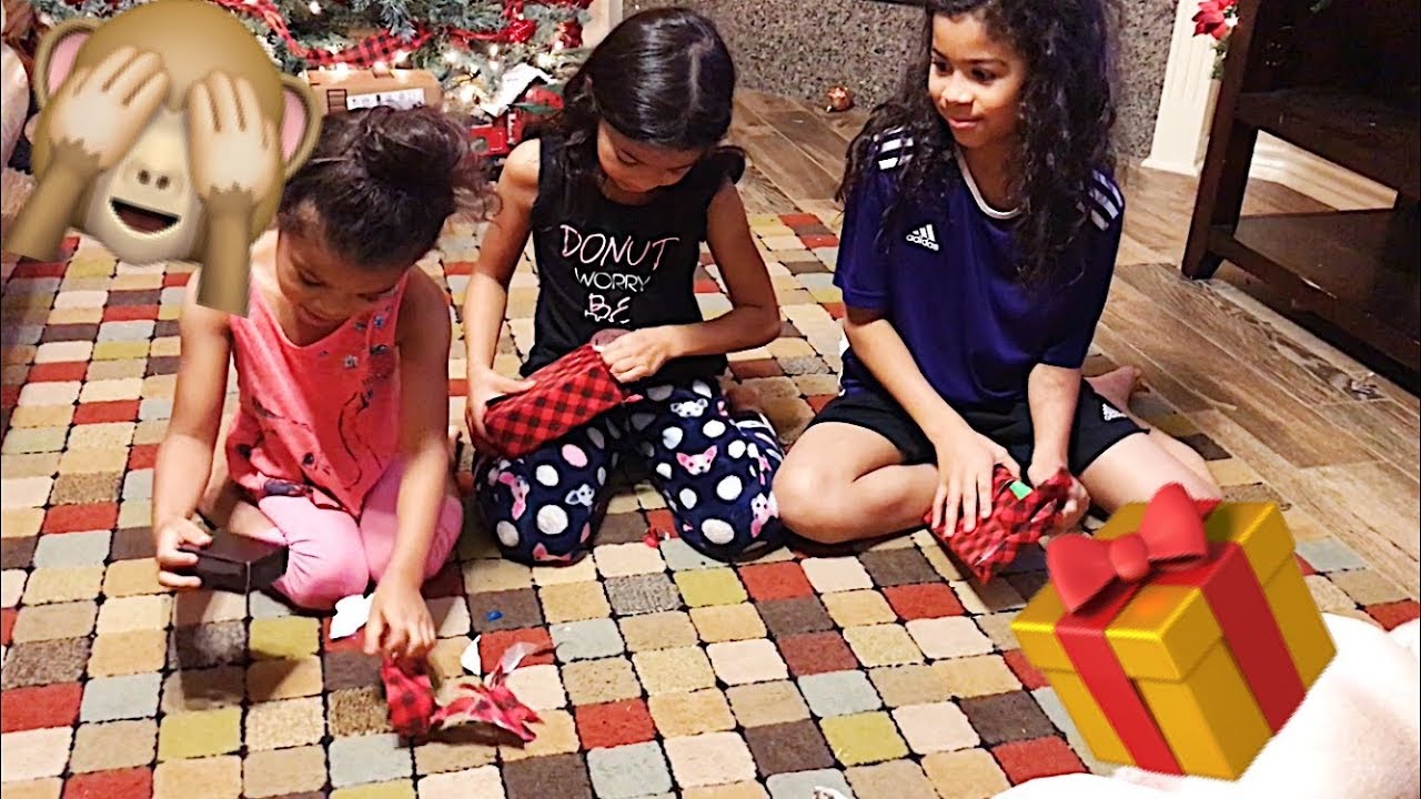 Giving my kids bad Christmas Gifts || Vlogmas 2018