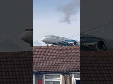 🇴🇲Oman Air Boeing 787 Dreamliner Super Low Pass Over Roofs at Heathrow ✈️😳#aviation #boeing