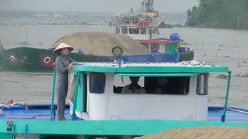 Hấp dẫn kịch tính.ghe.sà lan vượt cống ngăn mặn Miền Tây