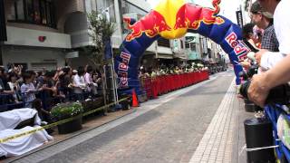 元町RedBull（レッドブル）F-1デモラン2011