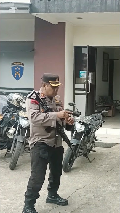 mengamankan senjata api pistol polisi kosongkan peluru #polisiindonesia #polisiberaksi