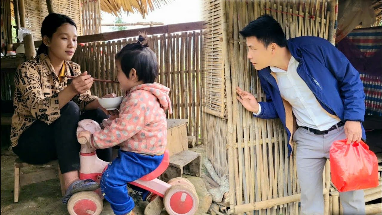 Single mother receives unexpected gift - Picking green vegetables to sell, cooking food for pigs