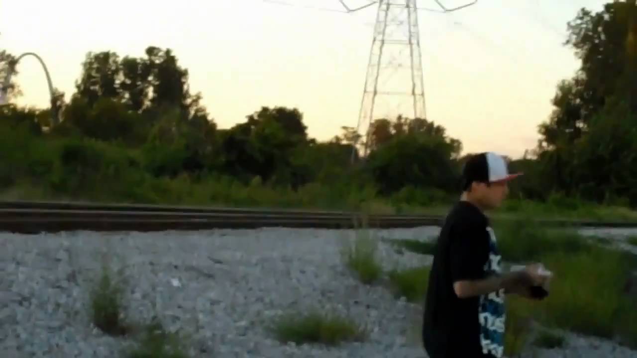 D-LOC from the KOTTONMOUTH KINGS taggin it up in St. Louis - YouTube