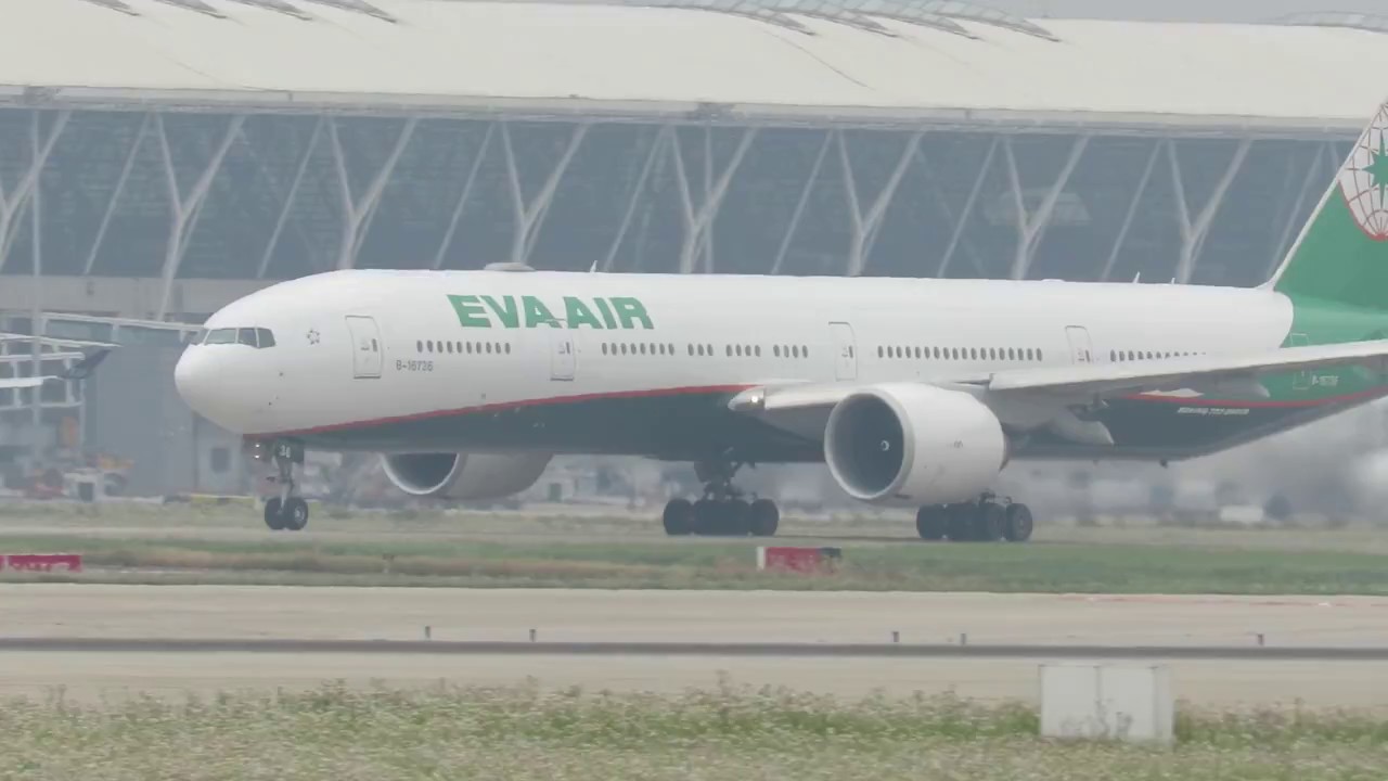 EVA Airlines BR711 B77W [B-16736] taking off from Shanghai Pudong ...