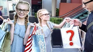GIVING RANDOM PEOPLE PRESENTS IN THE STREET! | Family Fizz