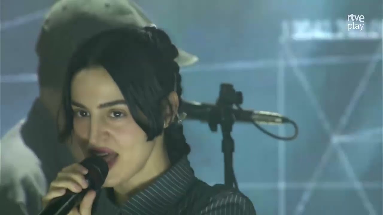 Watch María Arnal - SUSPIROS (directo) on YouTube Watch María Arnal - SUSPIROS (directo) on YouTube