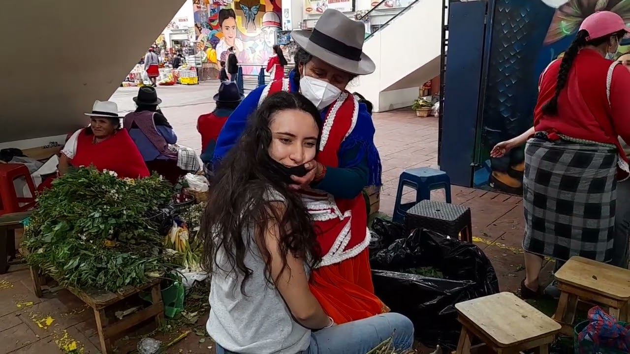 Sanadora ancestral María Encarnación Morocho Fernández realizando 