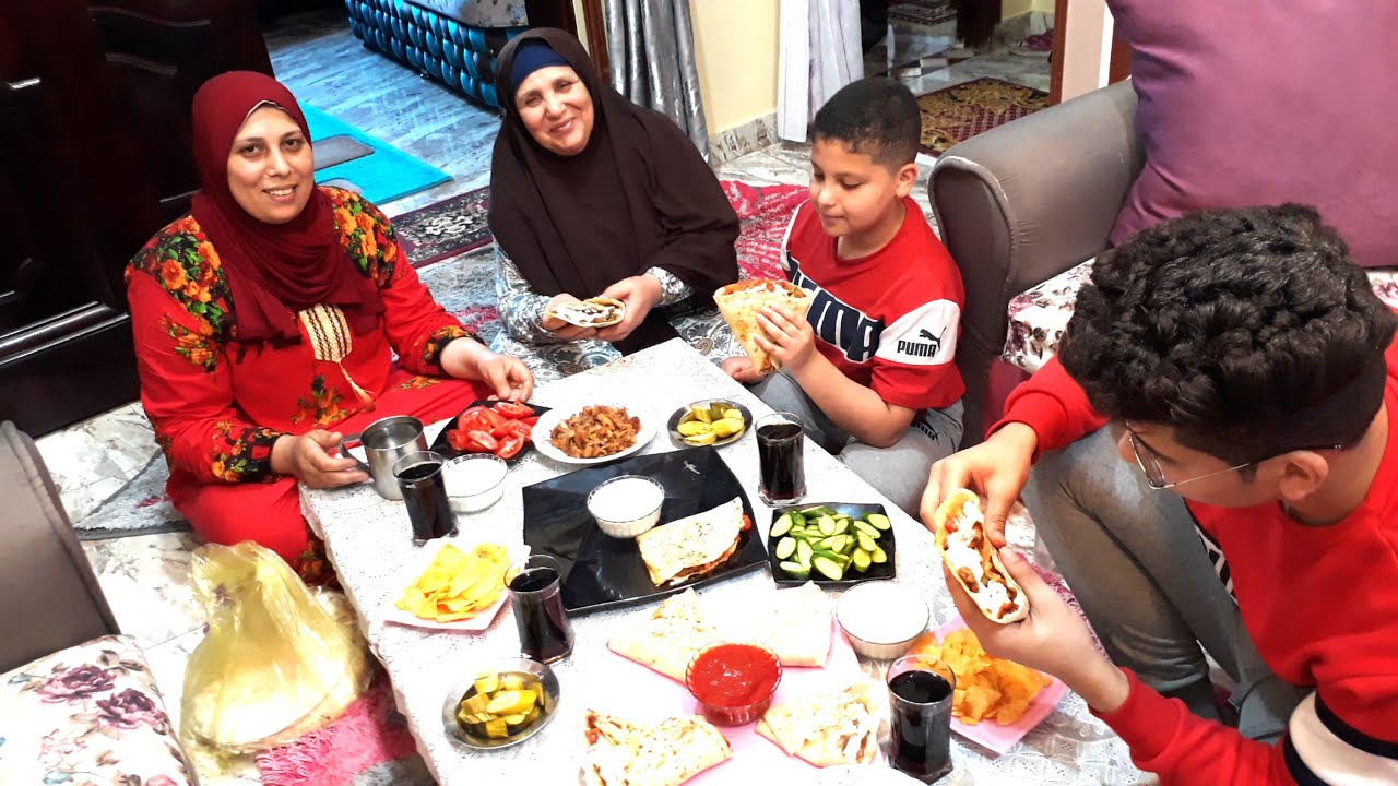 امى عندى ولازم ادلعه اخر دلع عملت ليه غداء افخم المطاعم كريب شاورما وتوميه حاجه كدة اخر الاجه خطييير