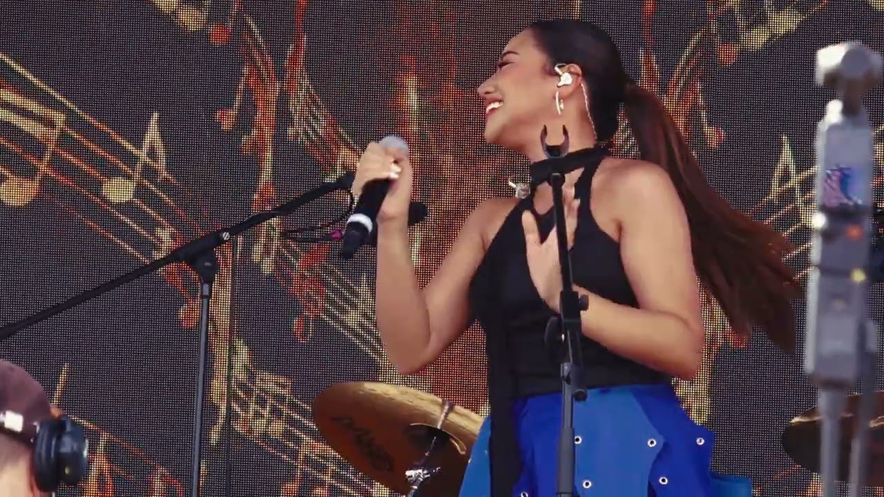 Morissette sings a Heart medley at Barrio Fiesta London