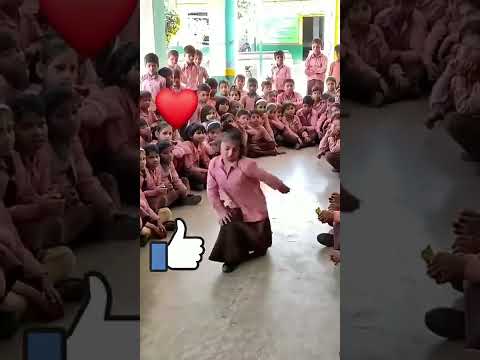 4 क्लास में पढ़ने वाली बच्ची  का डांस