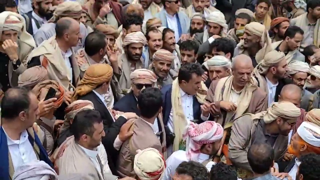 لحظة انزال الشيخ زيد أبو علي رحمه الله إلى القبر والشيخ حمير الأحمر آخر المودعين