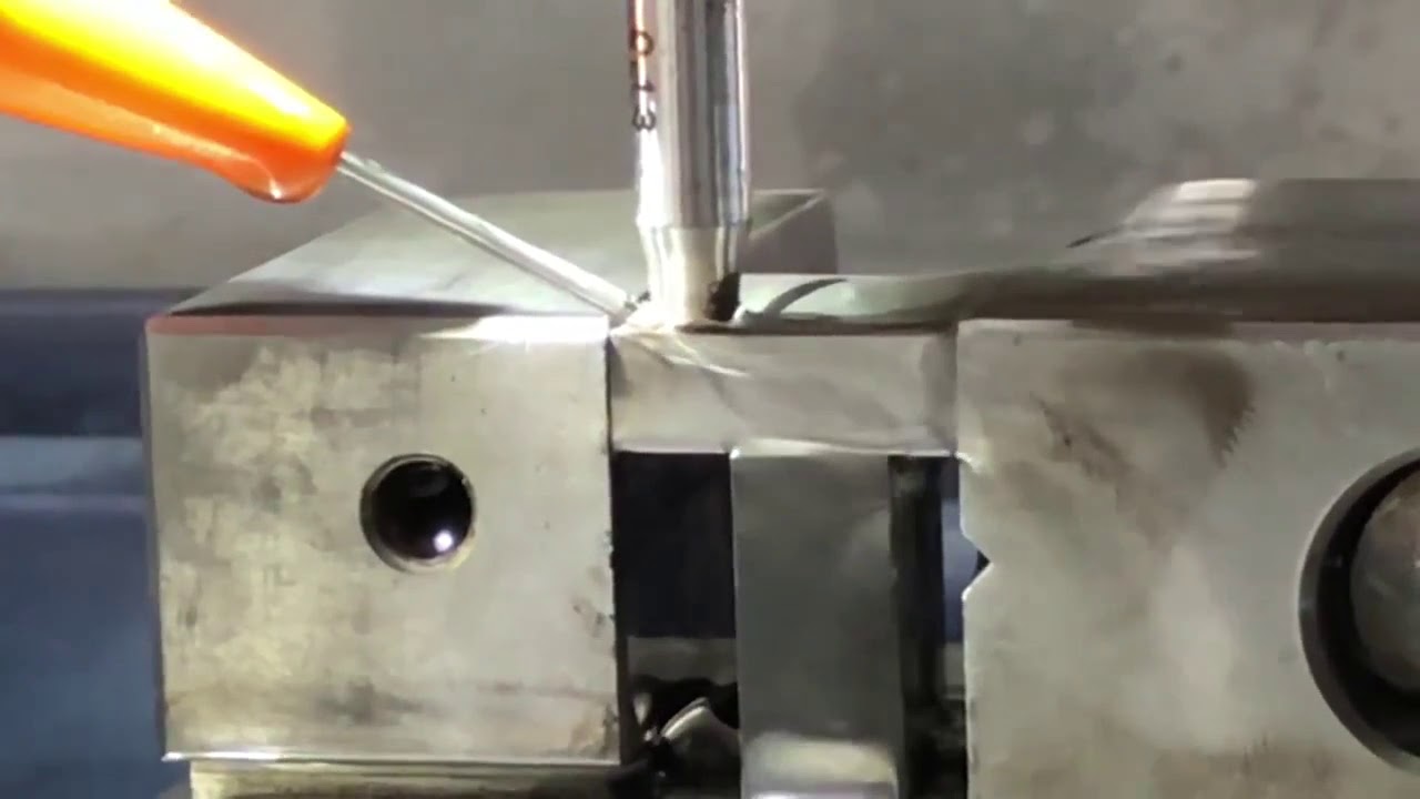 сверление металла. сверло для металла. металлообработка фрезеровка. стружка сверления. победитовое сверло по металлу.