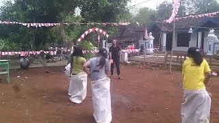 Lomba balap karung sambil bergoyang gadis-gadis seksi