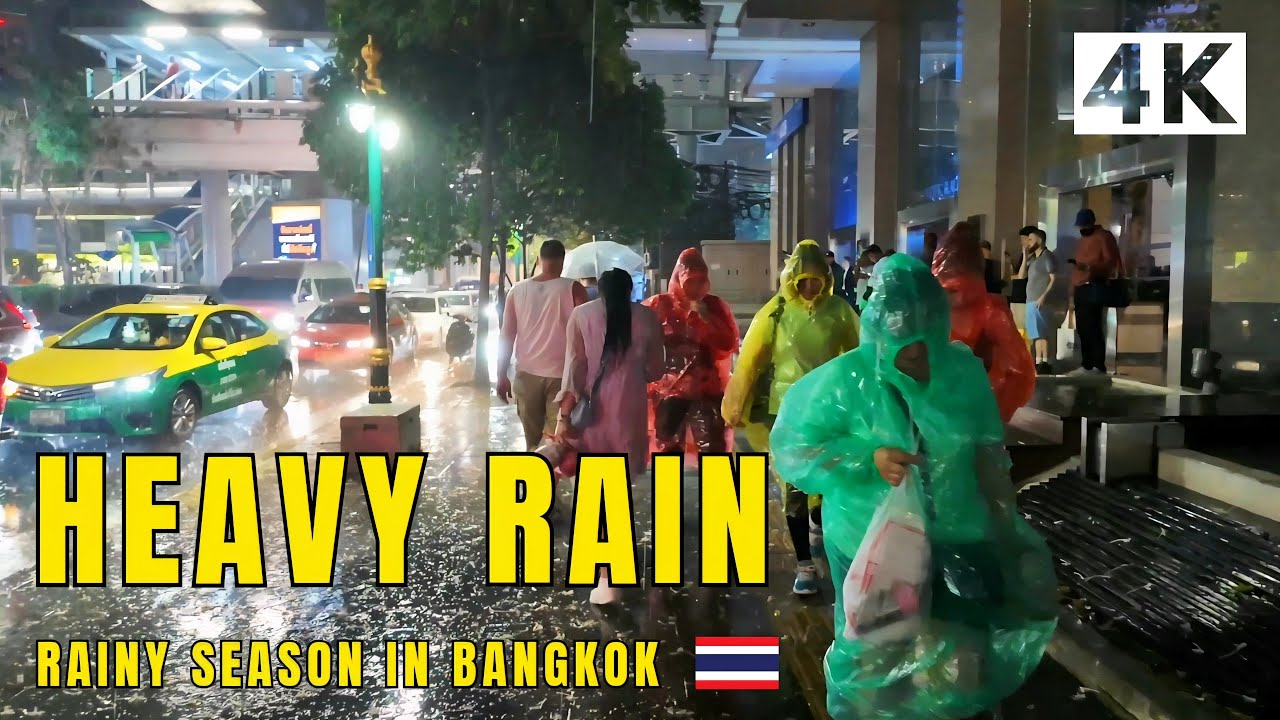 Bangkok, Thailand | Stationen Sukhumvit MRT | Regnpromenad 4K