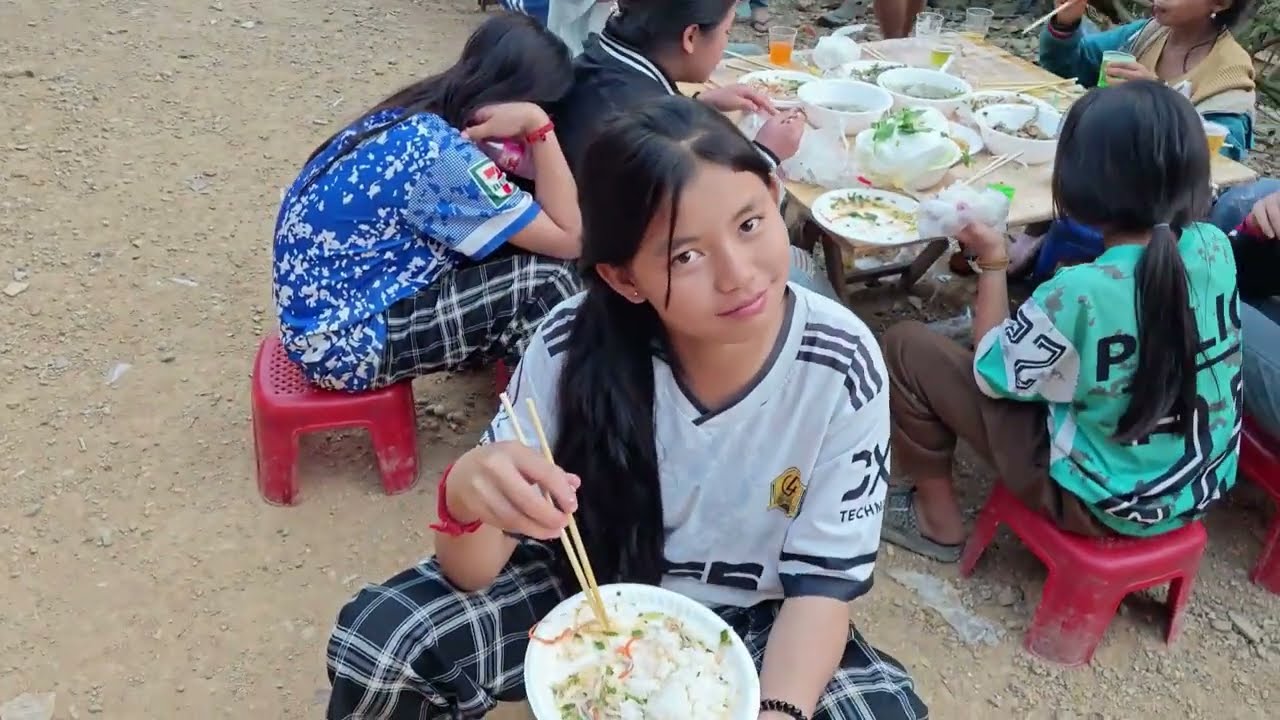 2月7号今天在老挝娘家吃杀猪宴爸爸妈妈还叫亲人们给我绑绳求平安#老挝媳妇小芳 #老挝 #杀猪饭 #少数民族 #老挝农村风土人情