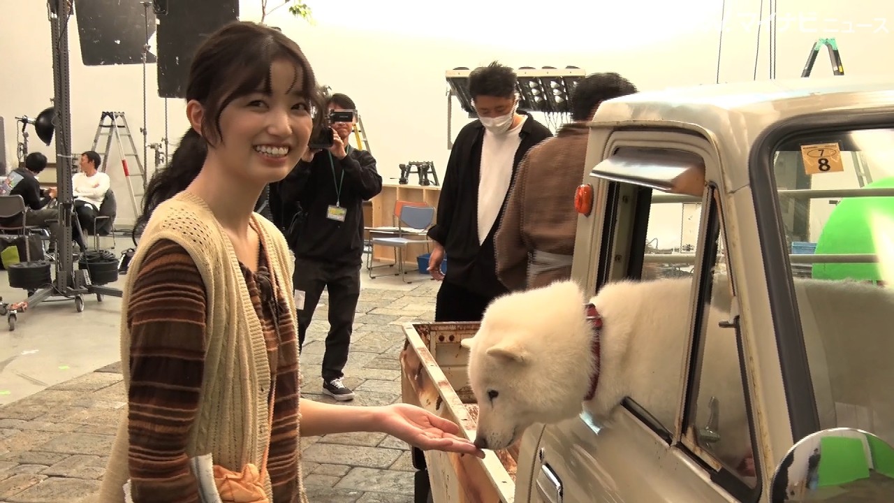 乃木坂46・五百城茉央、“お父さん”と対面し感激！坂東龍汰はマイクロブタを抱っこし笑顔 ワイヤーアクションにも挑戦 ソフトバンク新CM メイキング＆インタビュー公開