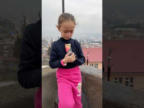 زعلانة وماأخدت منن شي بس أنا عرفت شو بدها 