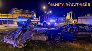 Pkw prallt gegen Kunstwerk im Kreisverkehr